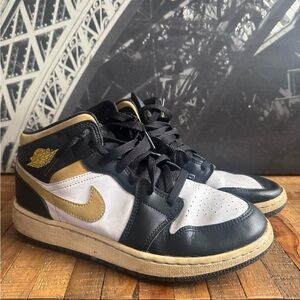 Nike Black, White, and yellow Sneakers